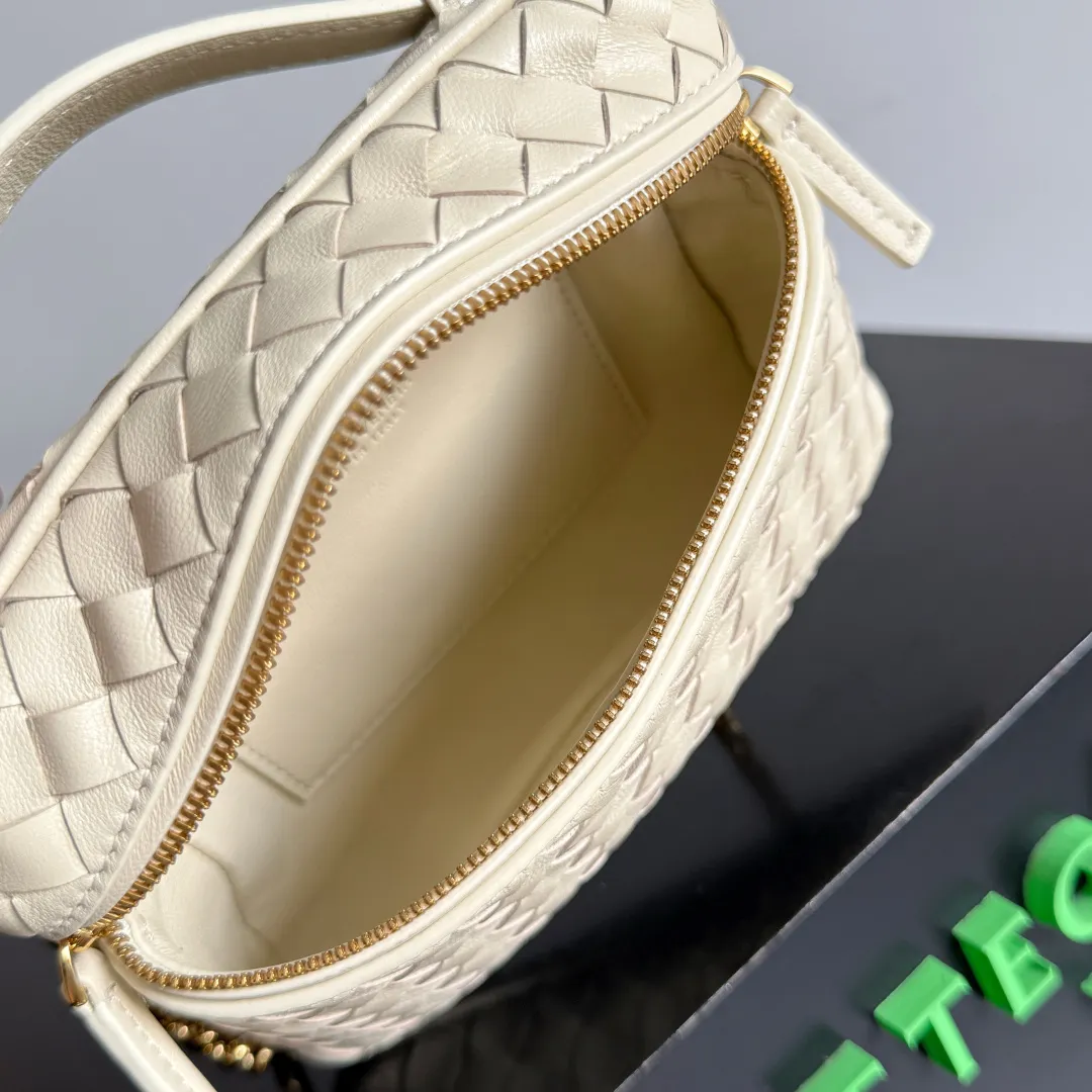 Batch 1480 BOTTEGA VENETA2025 new women's small Soft Vanity cosmetic bag, using the classic Intrecciato weaving technique, inheriting the classics, the ring buckle design 😎 The light metal chain gives you a high-end sense of matching, the chain is removable, and it can be used as a handbag ~ An elegant small bag that is perfect for participating in events. The overall body of the bag is as soft as marshmallow and can be easily kneaded, showing the strong toughness and high-end feel of the leather. The touch of sheepskin is so amazing. It is so healing when pinched! I have absolutely no resistance to small bags! ! ! Style No.: 843800 Color: Sea Salt Size: 19*14*3cm
